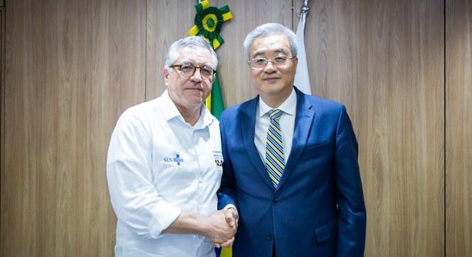 O ministro da Saúde, Alexandre Padilha, e o Embaixador Extraordinário e Plenipotenciário da China, Zhu Qingqiao