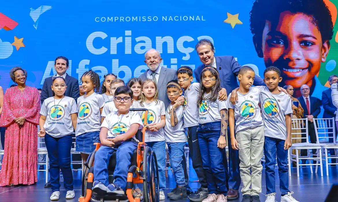 Presidente Luiz Inácio Lula da Silva e as crianças