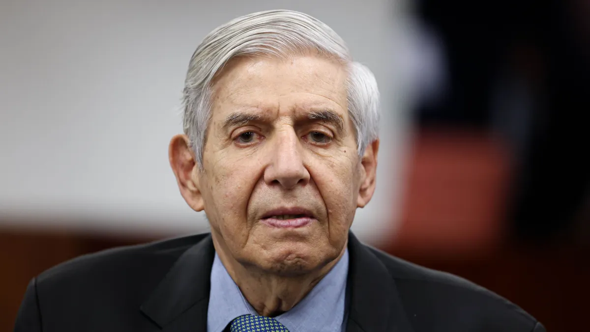 Heleno perde os passaportes, não pode receber visitas ou se comunicar por telefone ou redes sociais
