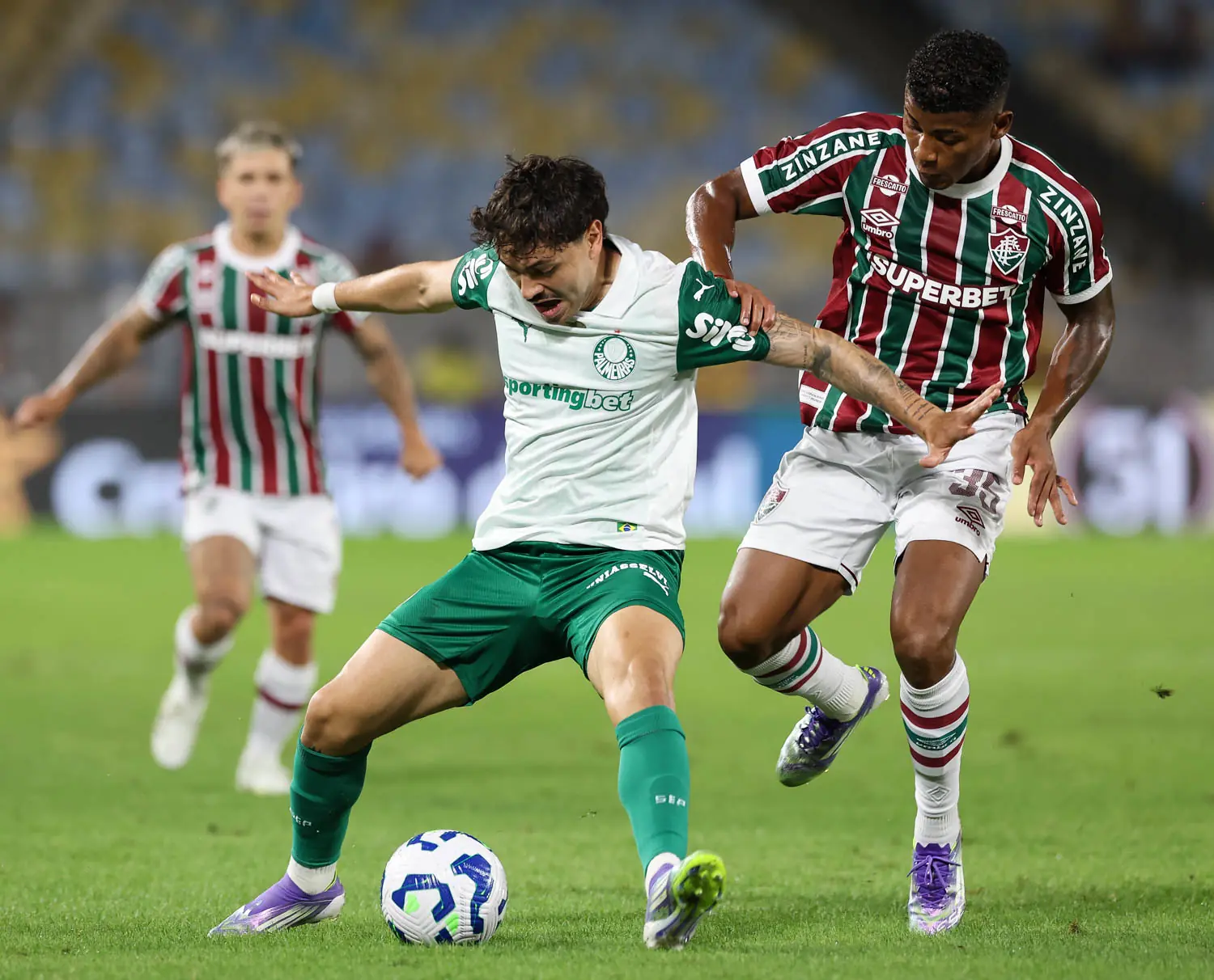 Palmeiras vence o Fluminense, retoma liderança e técnico Abel é expulso do jogo