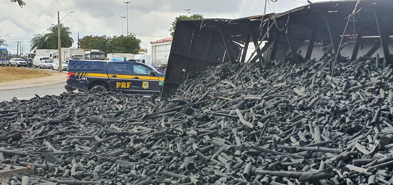 A carga ficou espalhada na pista