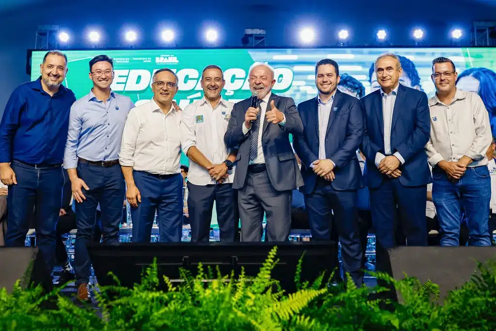 : Lula e prefeitos, incluindo gestores do PL, durante ato do Novo PAC Saúde em Mauá, com anúncio de R$ 37,4 milhões para o SUS local