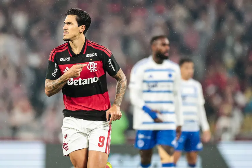 Pedro comemora gol contra o Cruzeiro