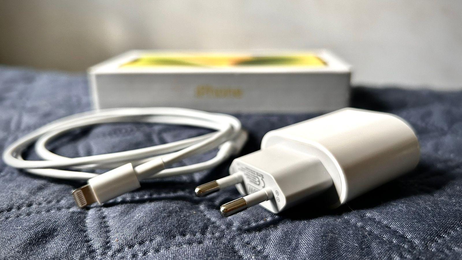 Apple vende iPhones sem carregadores desde 2020