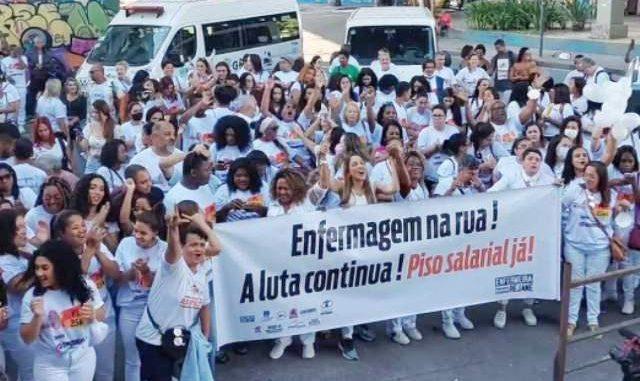 Profissionais da Enfermagem nas ruas