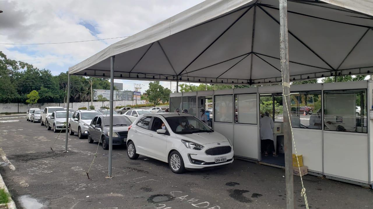 Vacinação por driver-thru é retomada em Teresina