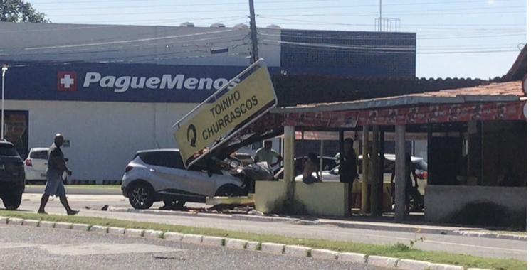 Mulher perde controle de veículo e invade bar em Teresina