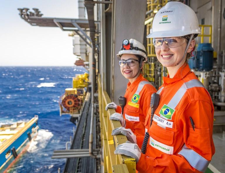 Funcionárias da Petrobras em plataforma em alto-mar