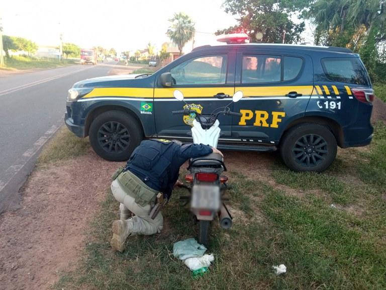 Ela conduzia a moto sem capacete de segurança