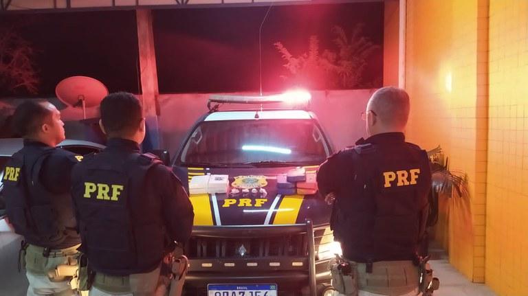 PRF prende jovem com cocaína na mochila