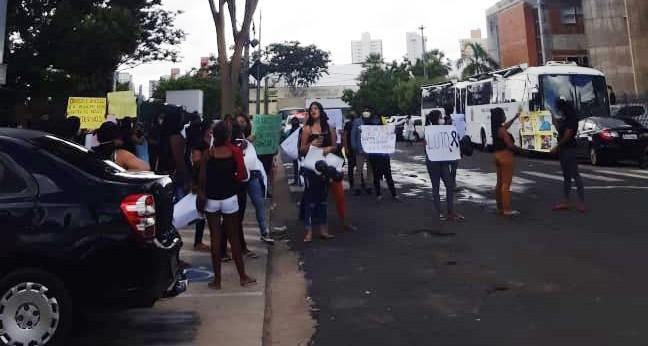 Manifestantes pedem justiça pela morte do pedreiro Joílson