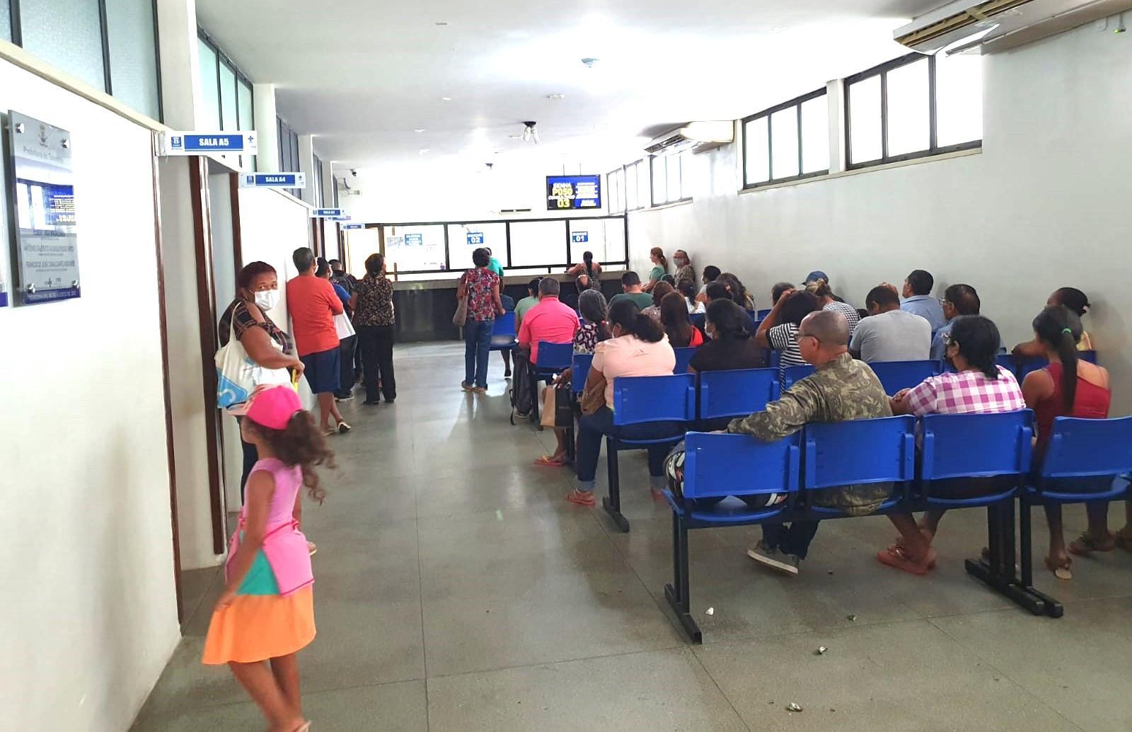 Pacientes aguardando atendimento no mutirão de saúde no Lineu Araújo