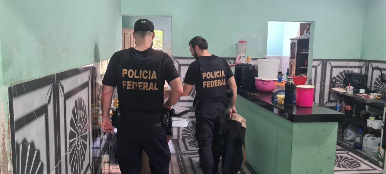 Agentes da PF durante cumprimento de mandado de buscas