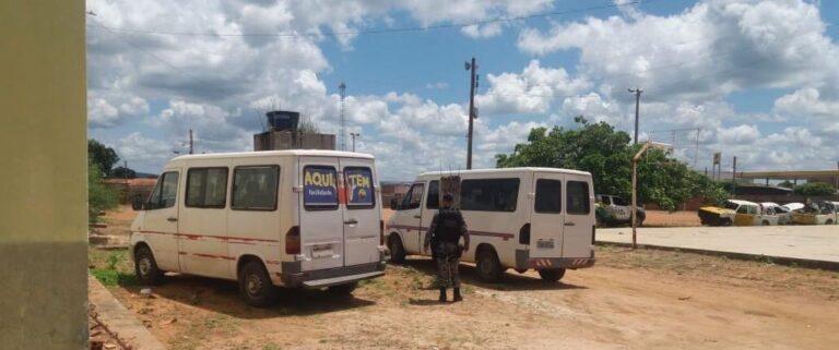 Policial apreendendo van que descumpriu decreto