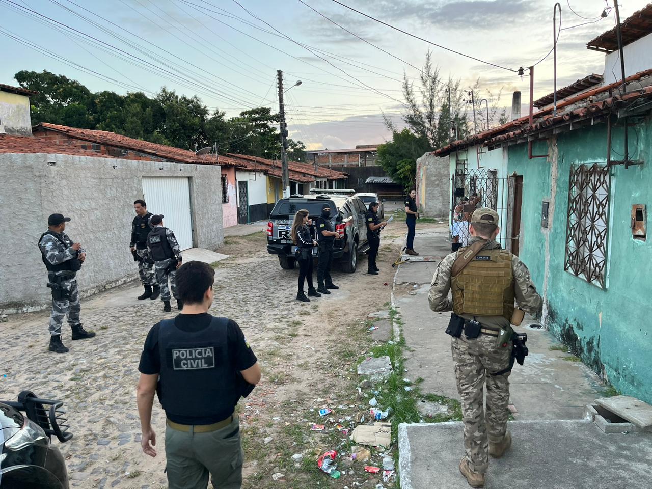 Policiais durante buscas na Operação Aparato