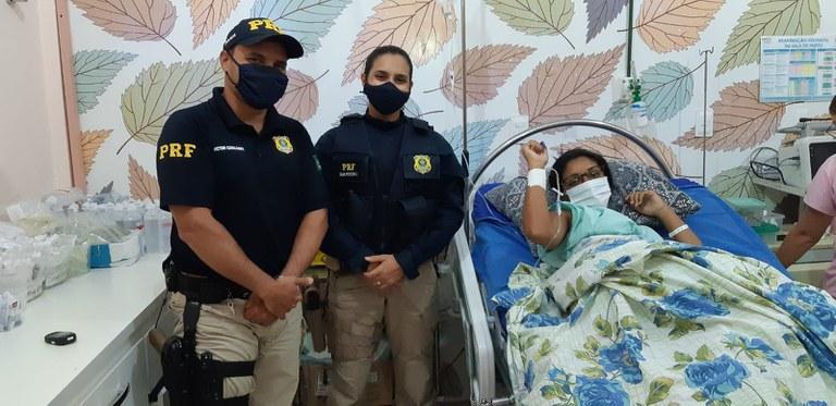 Ambulância que transportava grávida quebra e mulher dá à luz minutos depois