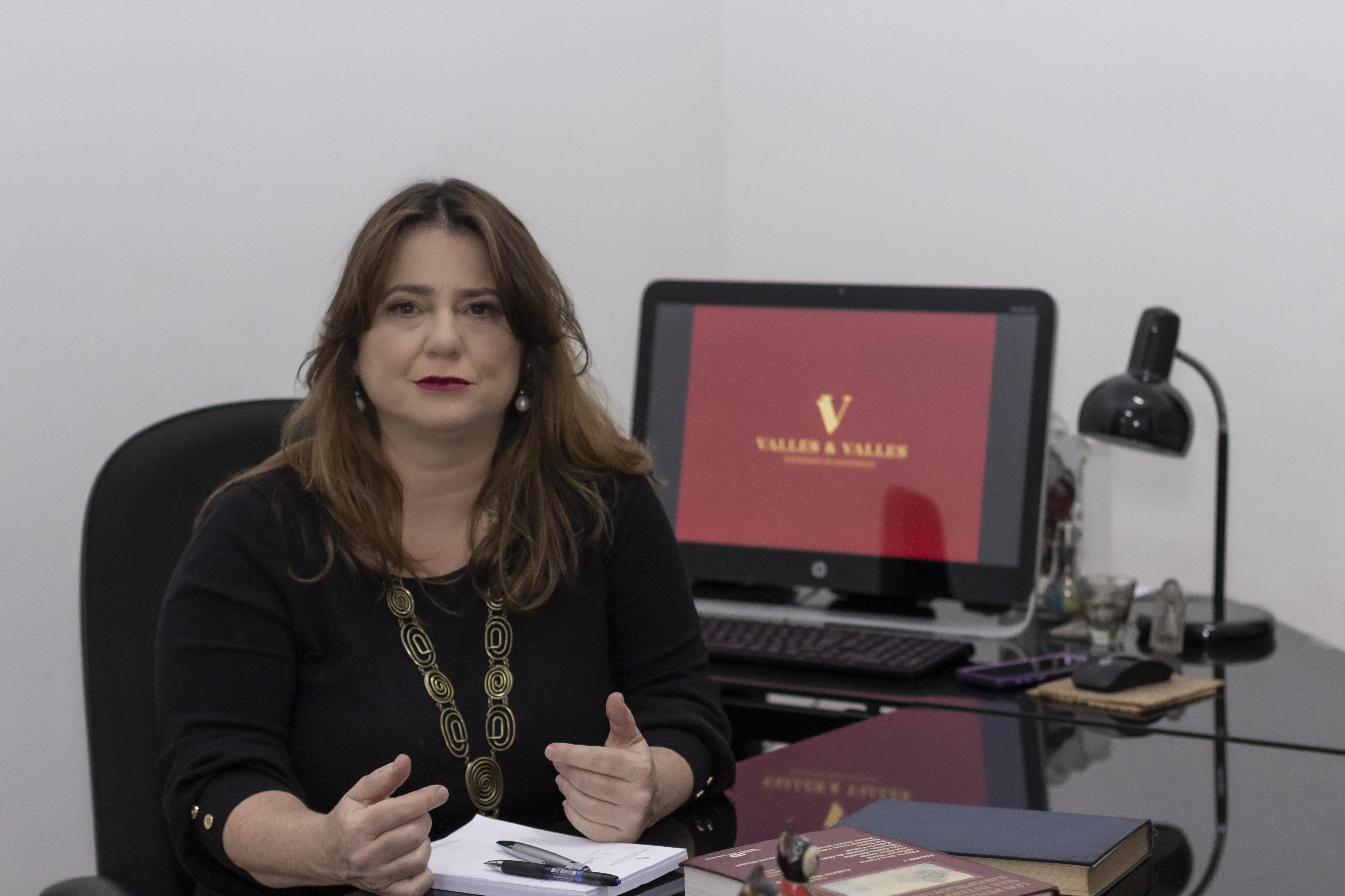 A jurista Jacqueline Valles é mestre em Direito Penal e especialista em Criminologia