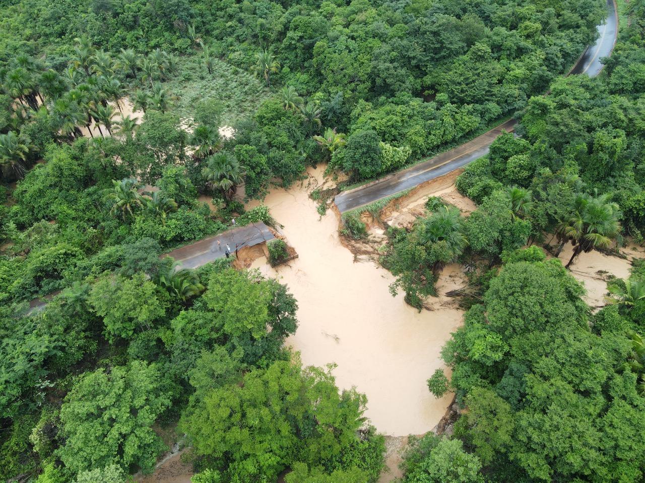 Trecho da rodovia PI 247 se rompe