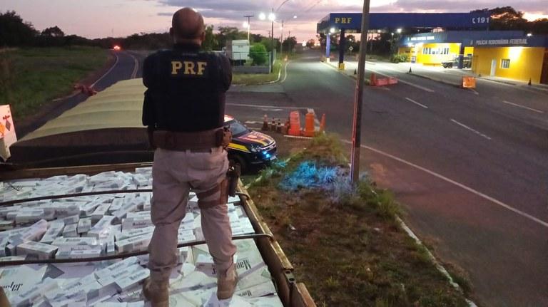 A carga ilícita estava escondida em 460 caixas no semi-reboque de um caminhão