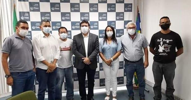 Sindicalistas com o secretário Rafael Fonteles