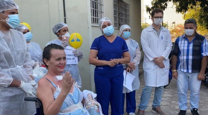Depois de passar 64 dias na UTI com Covid, paciente deixa hospital curada