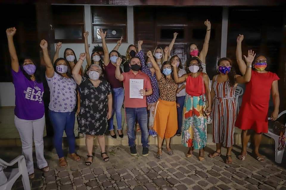 Mulheres entregam propostas ao candidato Fábio Novo