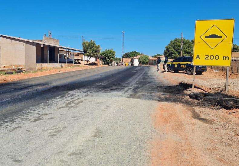 Moradores ateiam fogo em pneus na BR 135