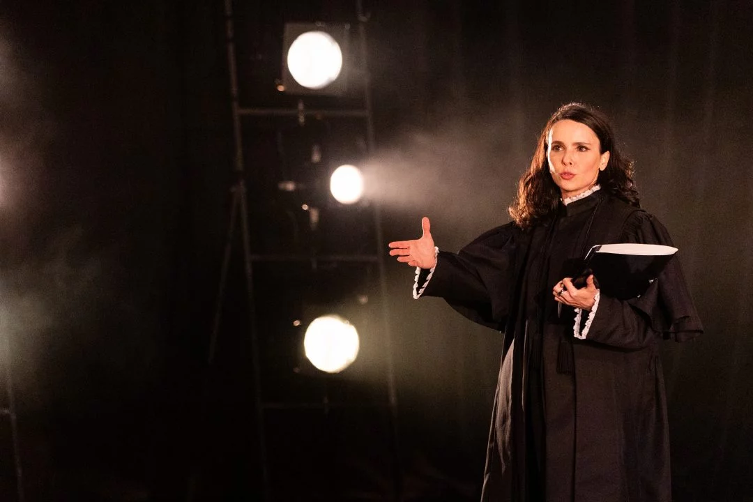 Débora Falabella, interpretando Tessa, durante o espetáculo Prima Facie