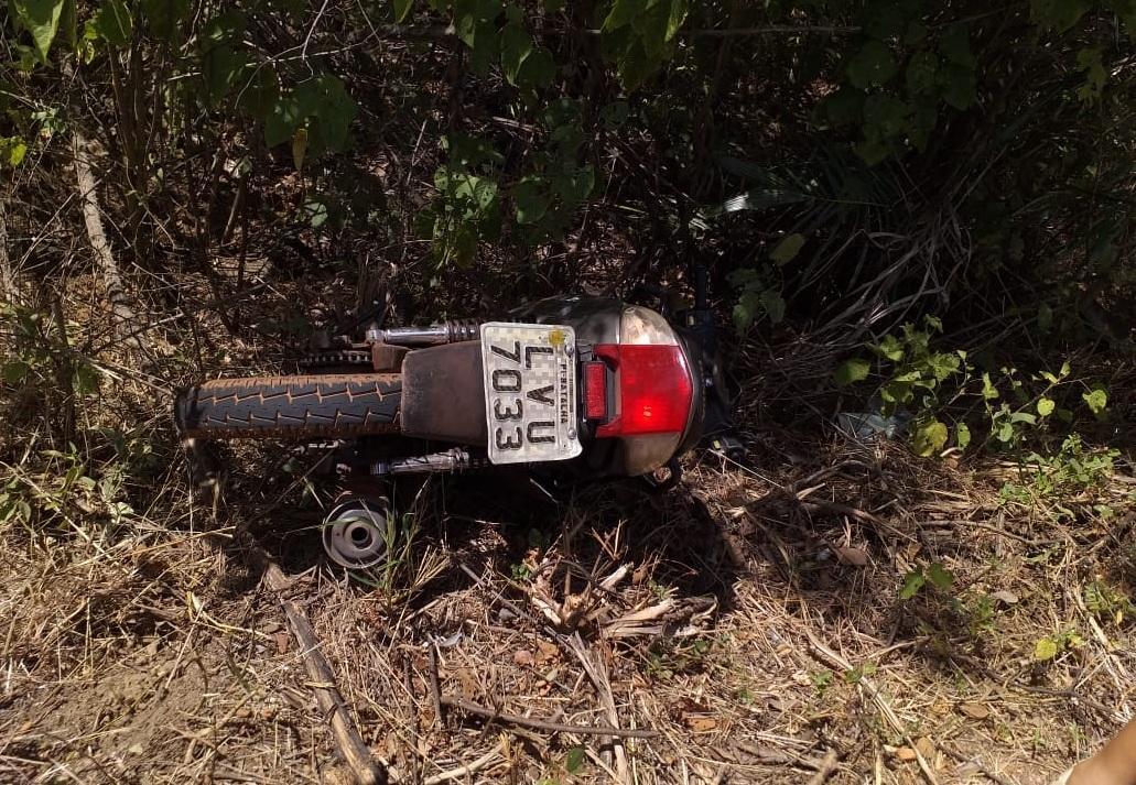 A motocicleta foi parar no acostamento da BR-222