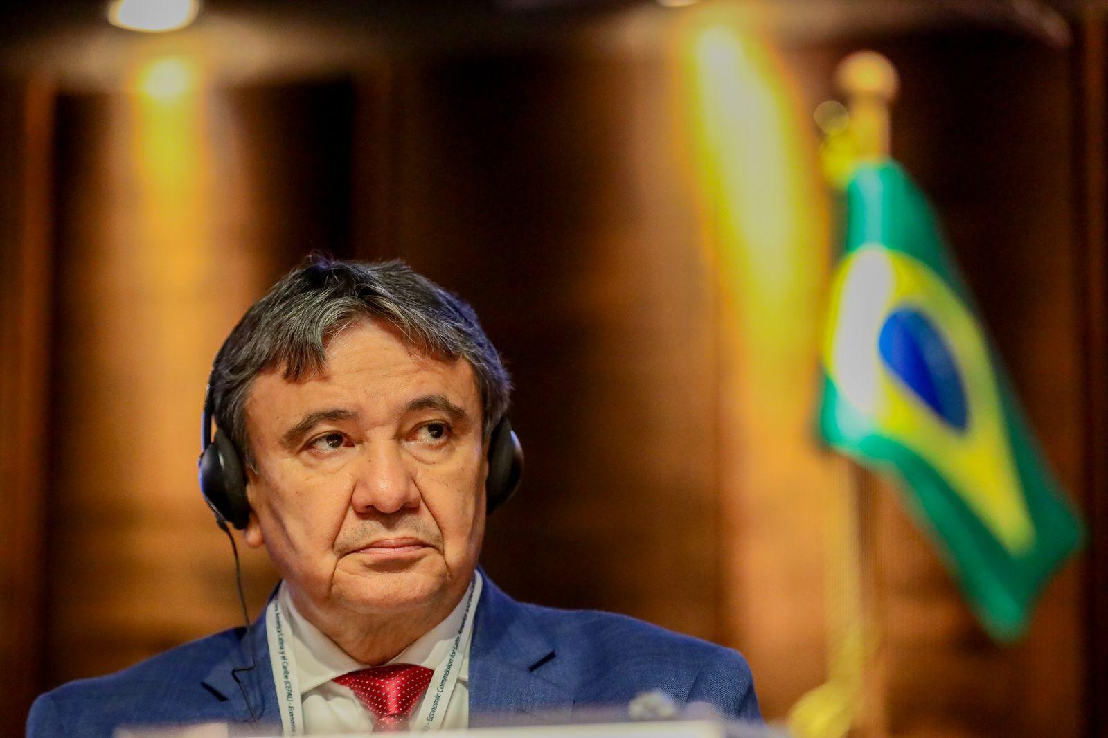 Wellington Dias durante conferência no Chile