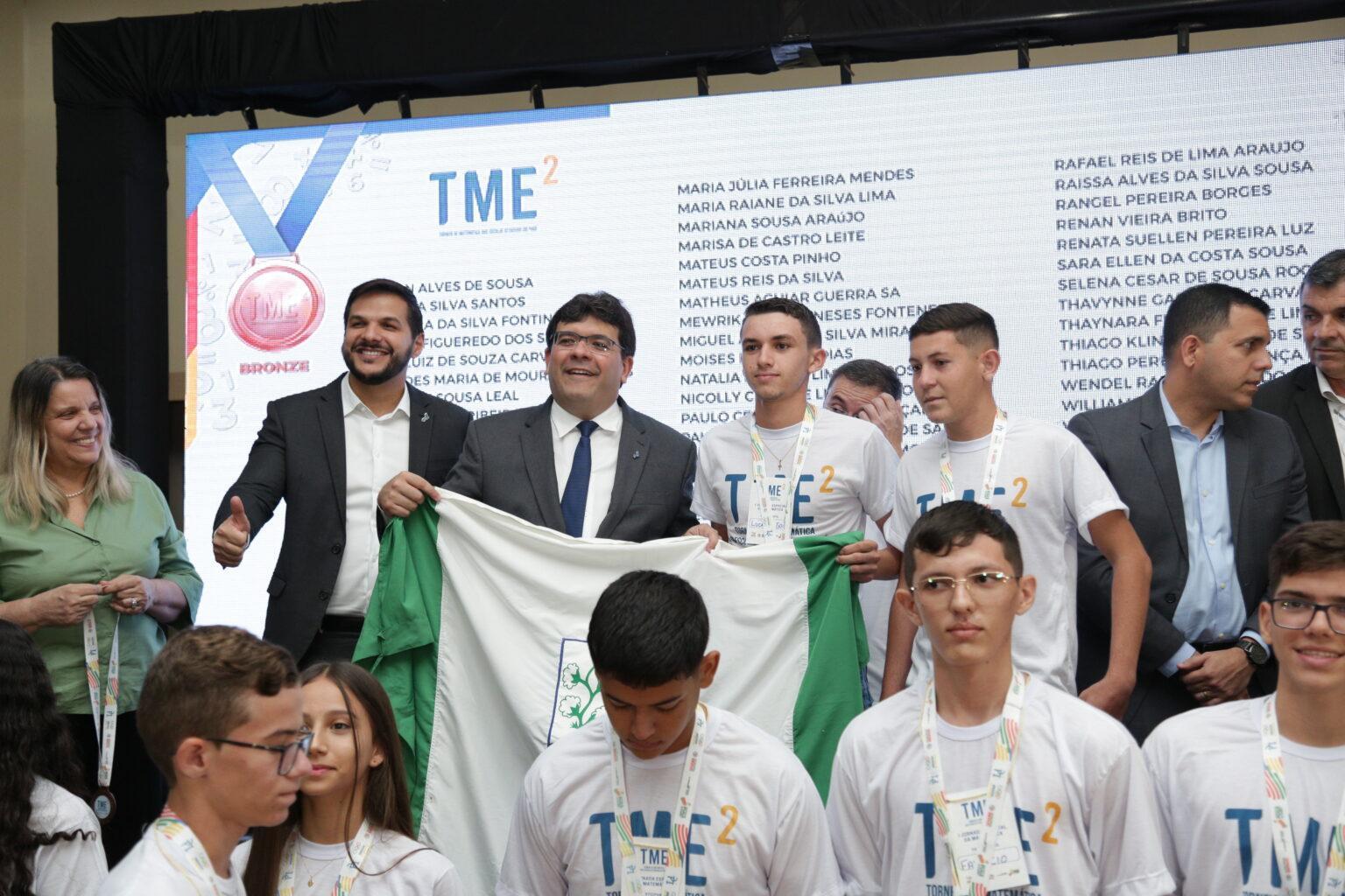 Rafael Fonteles com os alunos premiados
