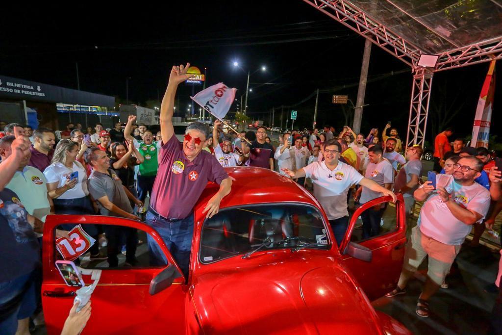 Rafael e Wellington abrem campanha eleitoral com adesivaço