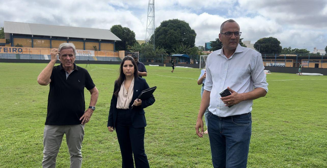 Engenheiros da CBF verificam a situação do gramado que está em péssimas condições de uso
