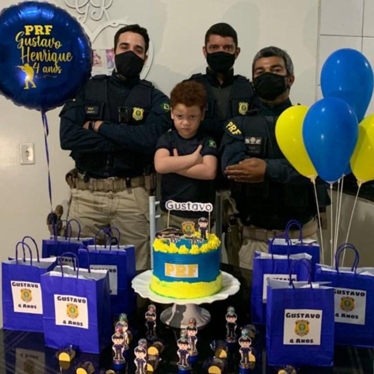 Garoto fã da PRF ganha festa de policiais em seu aniversário de 4 anos, em Picos