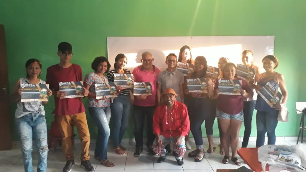 Alunos recebem certificados de cursos de capacitação