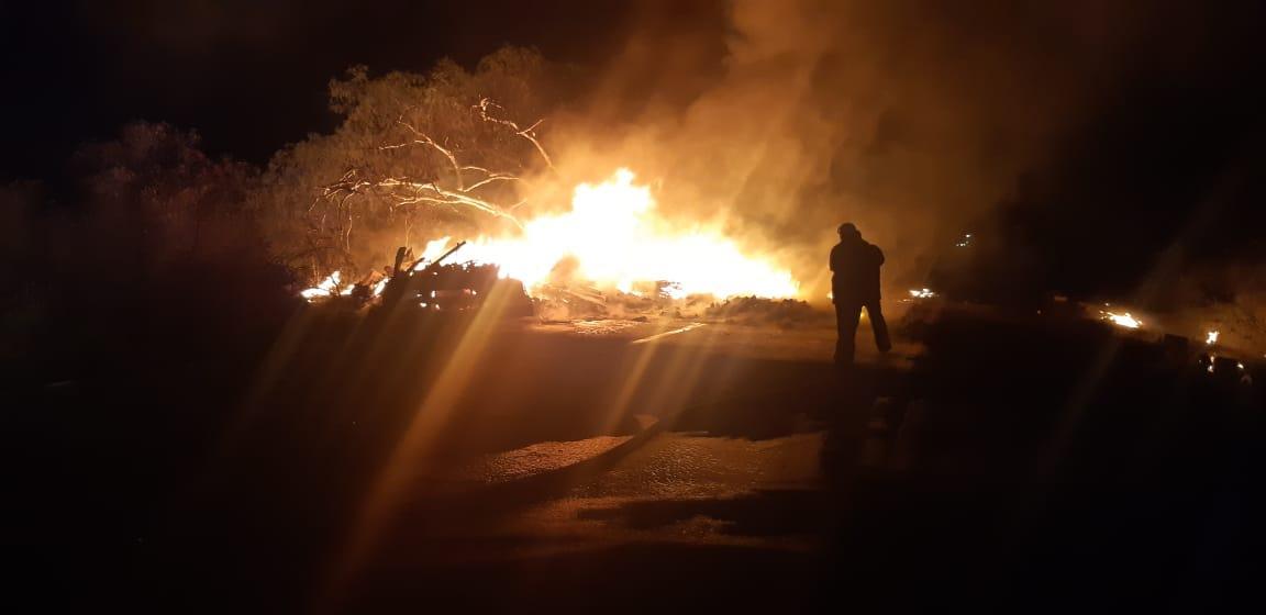 Motoristas morrem carbonizados na colisão entre caminhões