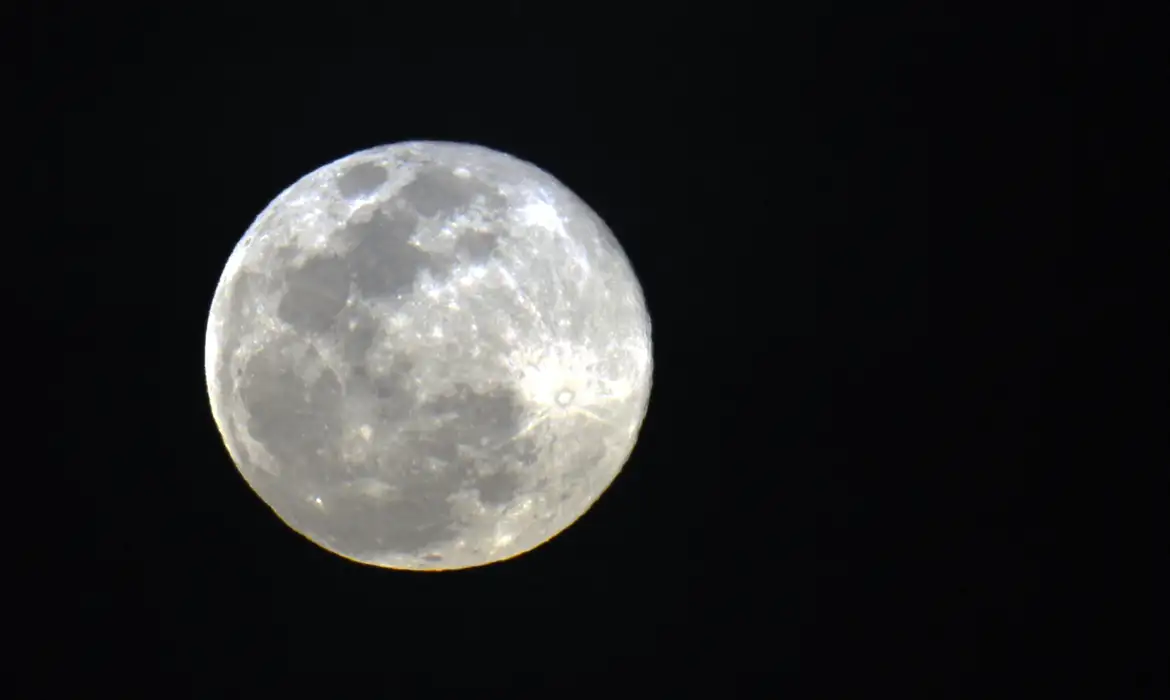 A Lua Cheia parece 6% maior e 13% mais brilhante do que uma lua cheia média