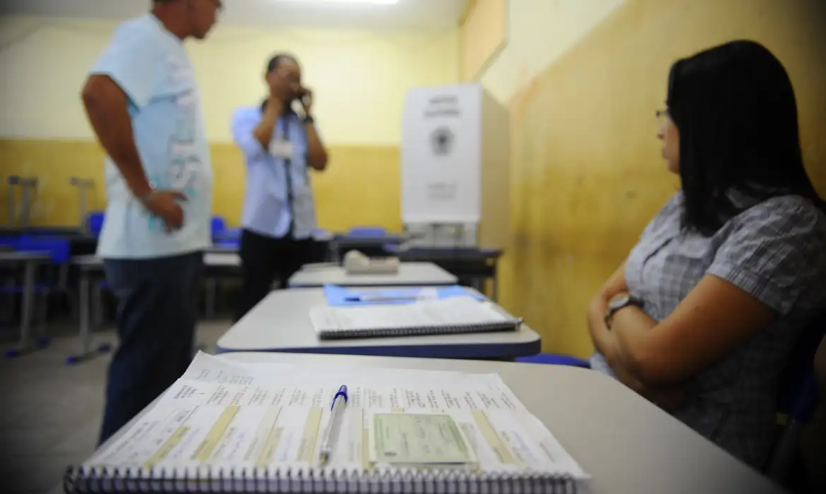 Mesários trabalham durante as eleições