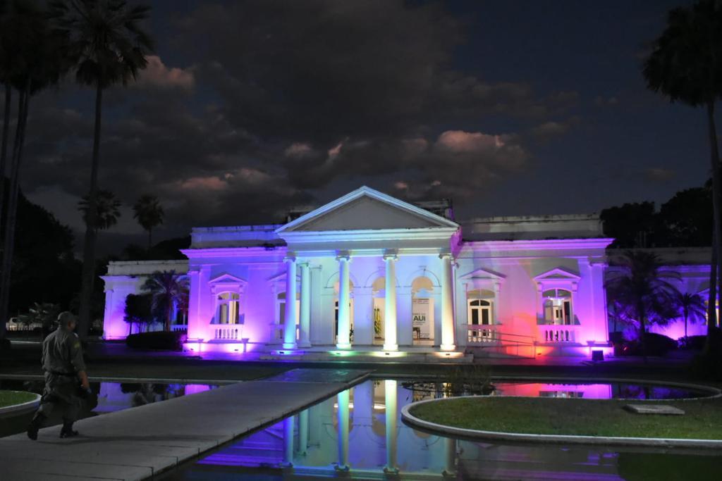 Palácio do Karnak com as cores da bandeira LGBTQIAPN+
