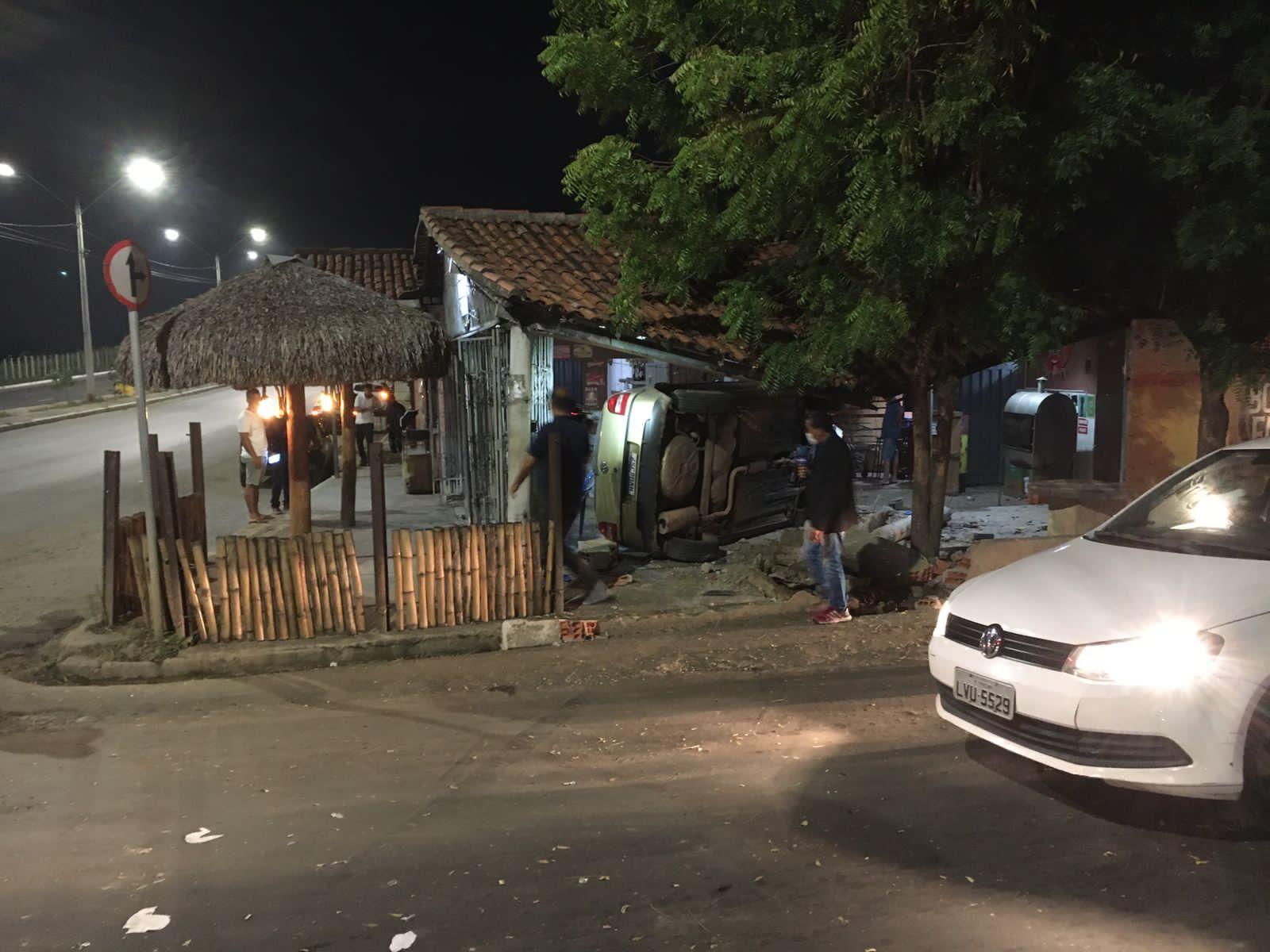 Motorista perde o controle e invade bar na zona sul de Teresina