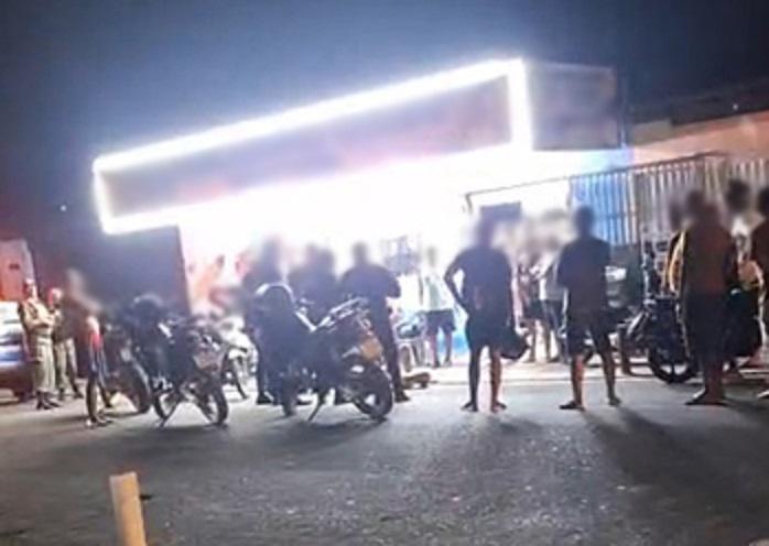 O suspeito foi imobilizado por moradores que acionaram a polícia