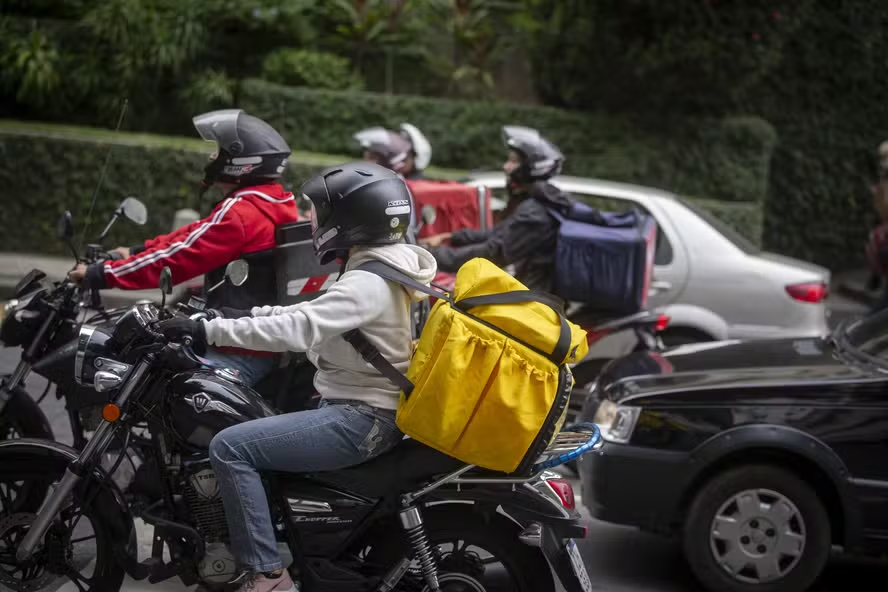 Motoristas e entregadores por aplicativo se concentram na zona Leste de Teresina durante paralisação nacional da categoria.