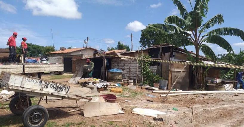 Família sendo retirada da área de risco