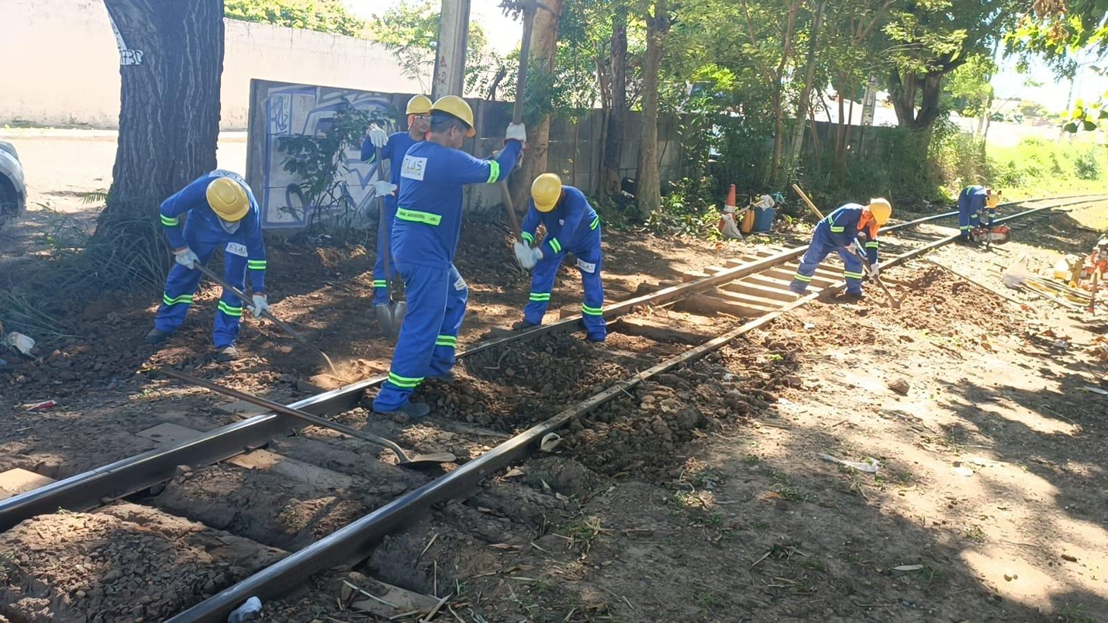 Manutenção da linha férrea em Teresina