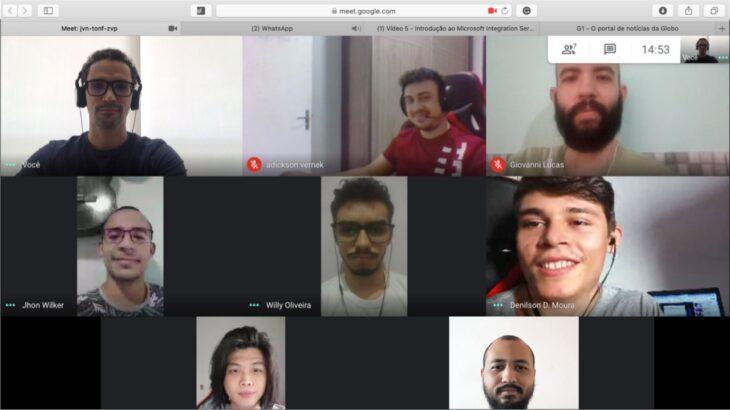 Professor Marcus Vinícius durante reunião com alunos do Laboratório