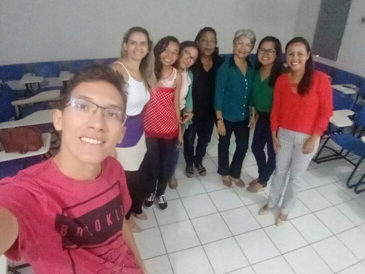 Professora Angélica e alunos  integrantes do projeto ( foto tirada antes da pandemia)