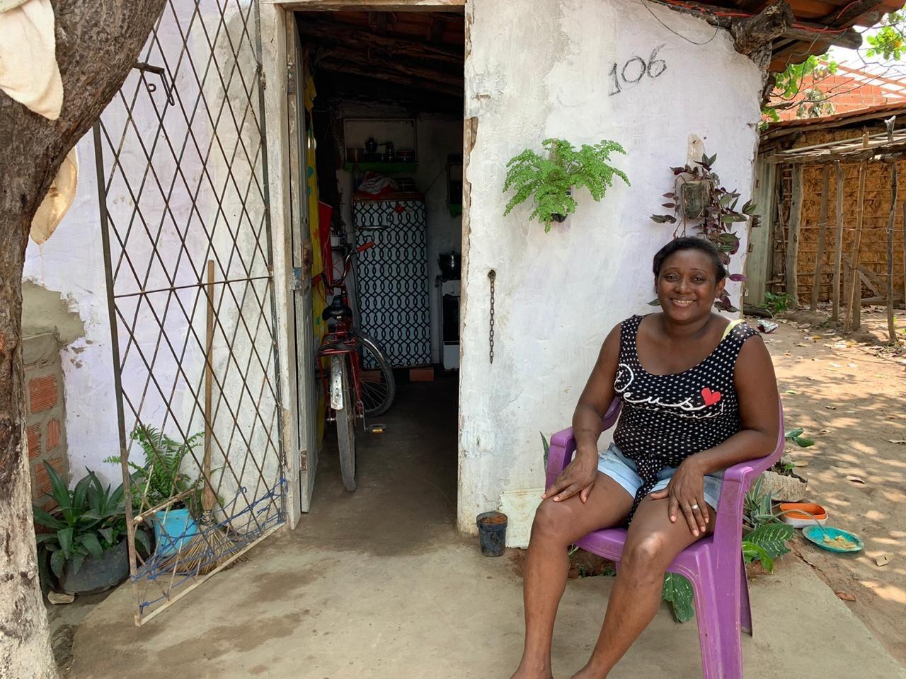 A moradora Lizamar de Sousa comemora o acesso à água tratada