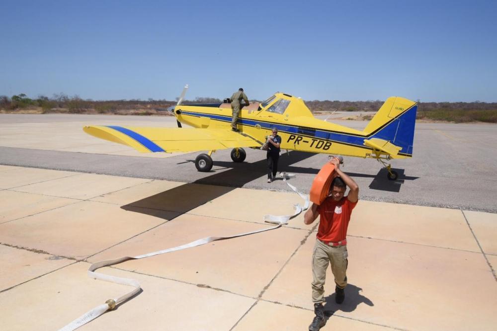 Bombeiros alugaram aeronave para ajudar no combate de incêndios e queimadas durante o B-R-O-bró