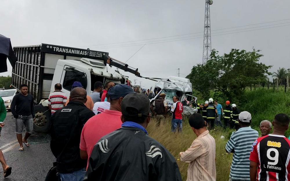 A carreta bateu de frente na van, provocando as oito mortes
