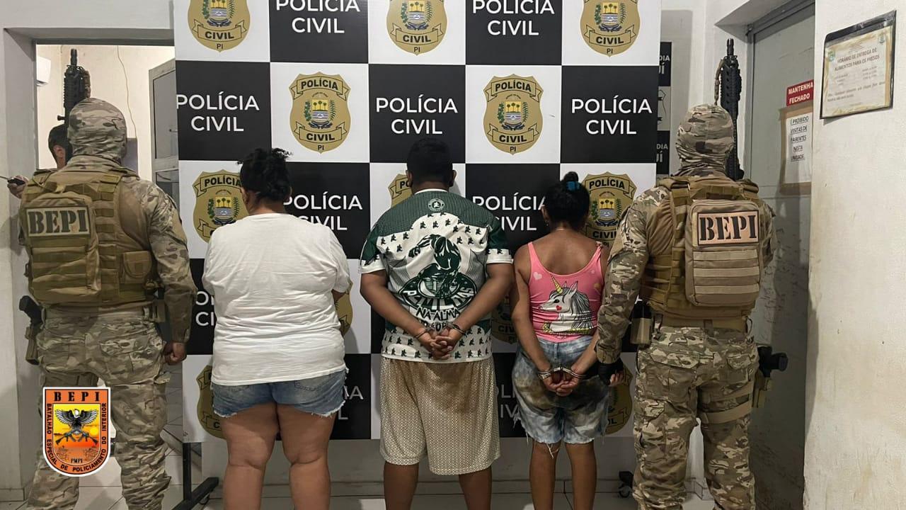 O trio vai responder por tráfico de drogas, porte ilegal de arma de fogo e associação criminosa